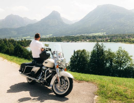 Biker bei einer Motorradtour durch das Salzkammergut in Österreich