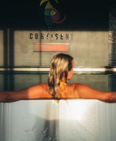 Frau im Pool im Hotel Cortisen am Wolfgangsee