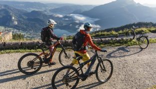 Menschen bei einer Fahrradtour im Salzburger Land mit Seeblick