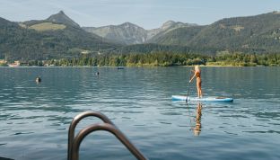 Frau auf einem Stand Up Paddle Board auf dem Wolfgangsee im Aktivhotel Cortisen am See