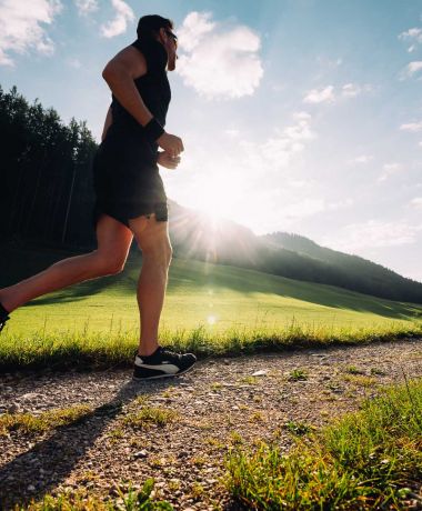 Mann läuft für Triathlon Training am Wolfgangsee