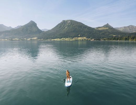 Frau mit SUP vom Hotel Cortisen auf dem Wolfgangsee