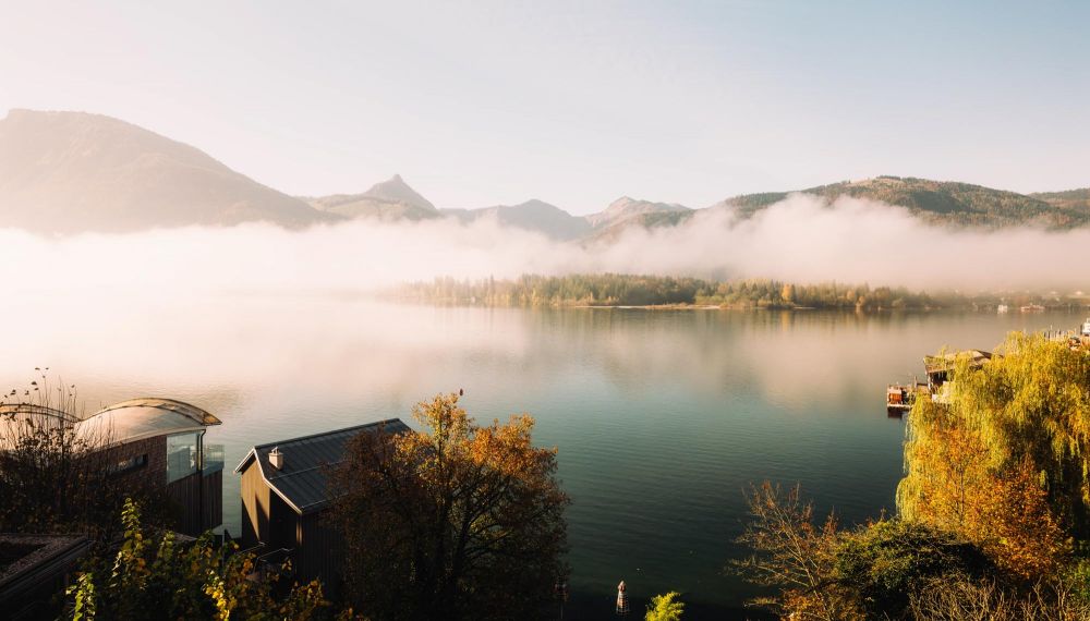 Sonnenaufgang über dem Wolfgangsee beim Boutique Hotel Cortisen mit eigenem Seezugang