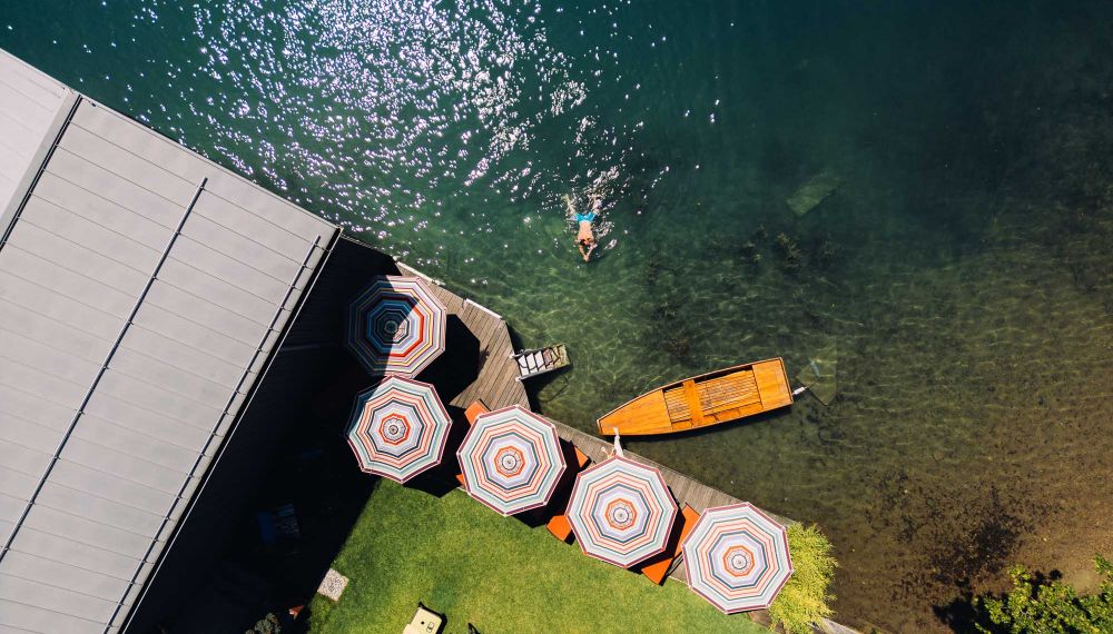 Liegestühle und eigener Seezugang im Adults Only Hotel Cortisen am Wolfgangsee