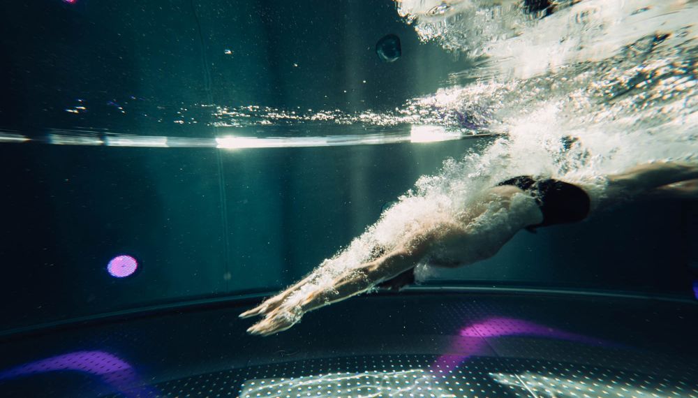 Mann schwimmt im Adults Only Hotel Pool am Wolfgangsee im Salzkammergut