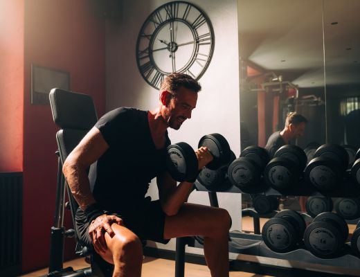 Mann trainiert im Fitnessstudio während seines Aktivurlaubs Österreich am Wolfgangsee
