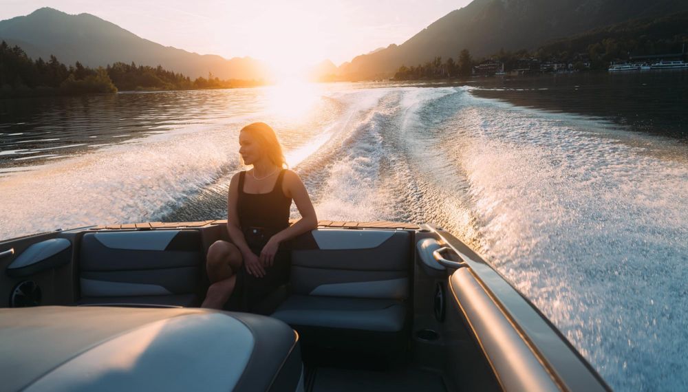 Frau im Boot bei einer Bootstour auf dem Wolfgangsee vom Boutique Hotel Cortisen am See