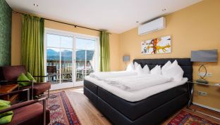 Deluxe Zimmer mit Seeblick und Balkon im Boutiquehotel Cortisen am Wolfgangsee mit modernem Interieur und direktem Blick auf den Wolfgangsee