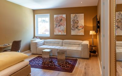 Couch in einer Design Suite im Adults Only Boutique Hotel Cortisen am Wolfgangsee im Salzkammergut