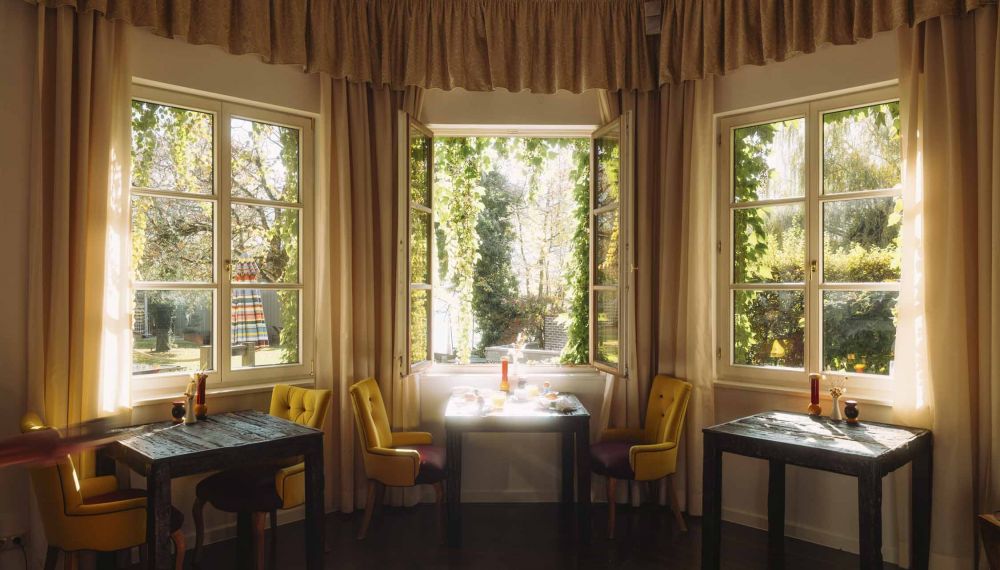 Tische im Gourmet Restaurant für das Frühstück im Designhotel Cortisen am Wolfgangsee im Salzkammergut