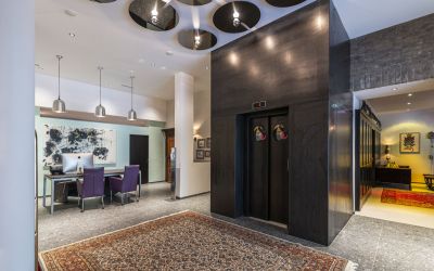 Eingangsbereich mit Sitzecke und Fahrstuhl des Designhotels Cortisen am Wolfgangsee