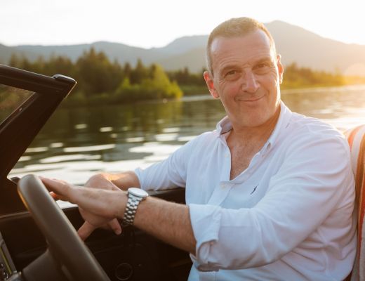 Gastgeber Roland des Boutique Hotels Cortisen am See im Boot auf dem Wolfgangsee