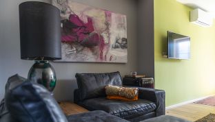 Kunstgemälde an einer Wand im Premium Zimmer mit Seeblick im Arthotel Cortisen am Wolfgangsee