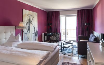 rot gestrichenes Zimmer der Red Suite im Designhotel Cortisen am Wolfgangsee im Salzkammergut