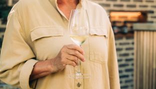 Mann trinkt Wein im Adults Only Boutique Hotel Cortisen am Wolfgangsee im Salzkammergut