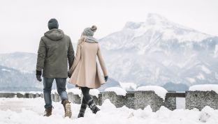 Paar beim Winterspaziergang beim Mondsee
