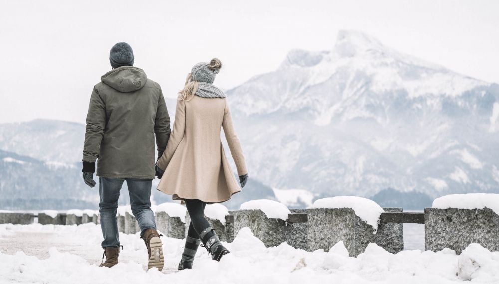 Paar beim Winterspaziergang beim Mondsee
