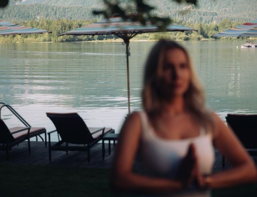 Frau beim Yoga vor dem Wolfgangsee im Adults Only Hotel Cortisen am See