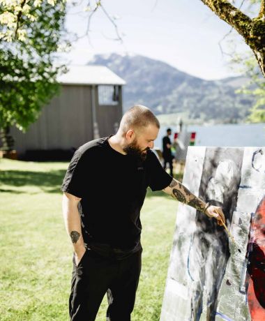 Künstler malt beim Art Circle direkt vor dem Wolfgangsee im Designhotel Cortisen am See