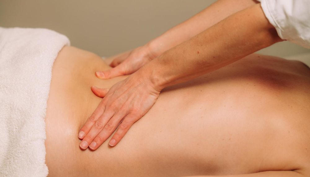 Massage bei einer Frau im Spa Hotel Cortisen am Wolfgangsee im Salzkammergut