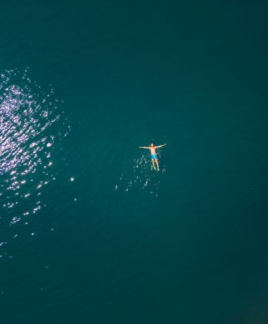 Mann schwimmt im Wolfgangsee vom Boutique Hotel Cortisen mit eigenem Seezugang aus
