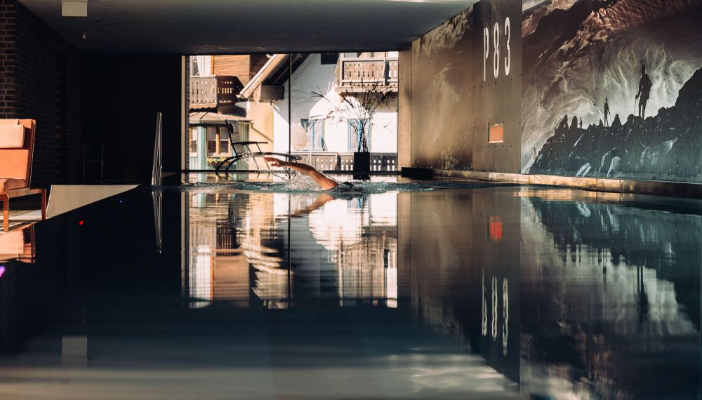 Mann absolviert Triathlon Training im Pool im Aktivhotel Cortisen am Wolfgangsee