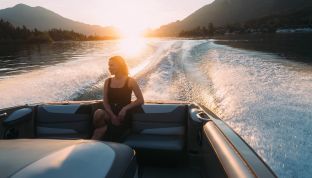 Frau im Boot bei einer Bootstour auf dem Wolfgangsee vom Boutique Hotel Cortisen am See