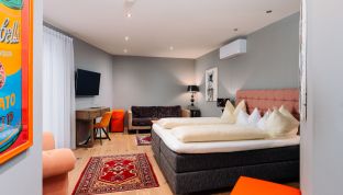 Deluxe Zimmer mit Bergblick im Boutiquehotel Cortisen am Wolfgangsee mit moderner Klimaanlage, gemütlichem Schlafbereich und hochwertigem Design