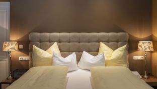 Doppelbett im Deluxe Schlafzimmer im Adults Only Boutique Hotel Cortisen am Wolfgangsee