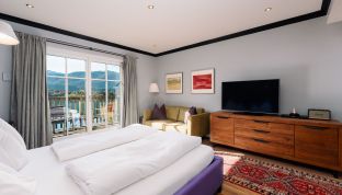 Deluxe Zimmer Seeblick im Boutiquehotel Cortisen am Wolfgangsee mit modernem Interieur, stilvollen Kunstakzenten und gemütlicher Atmosphäre