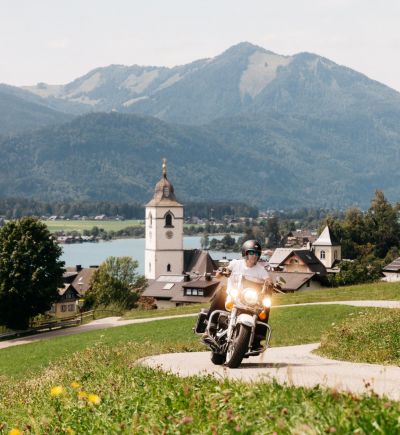 Mann macht eine Motorradtour im Salzkammergut mit Harley