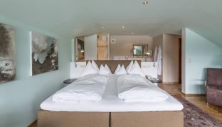 Schlafzimmer der Loft Suite im Boutique Hotel mit Seeblick am Wolfgangsee