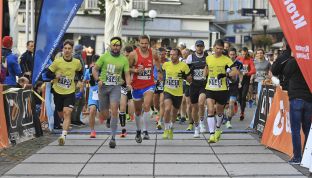 Läufer beim Marathonstart des Wolfgangseelauf ©️Wolfgangseelauf