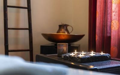 Raum für Massagen mit Kerzenlicht im Wellnesshotel Cortisen für Erwachsene am Wolfgangsee