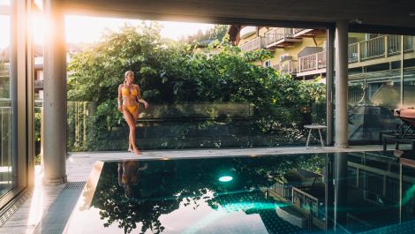 Frau am 25m Infinity-Pool im Spa Hotel Cortisen am Wolfgangsee