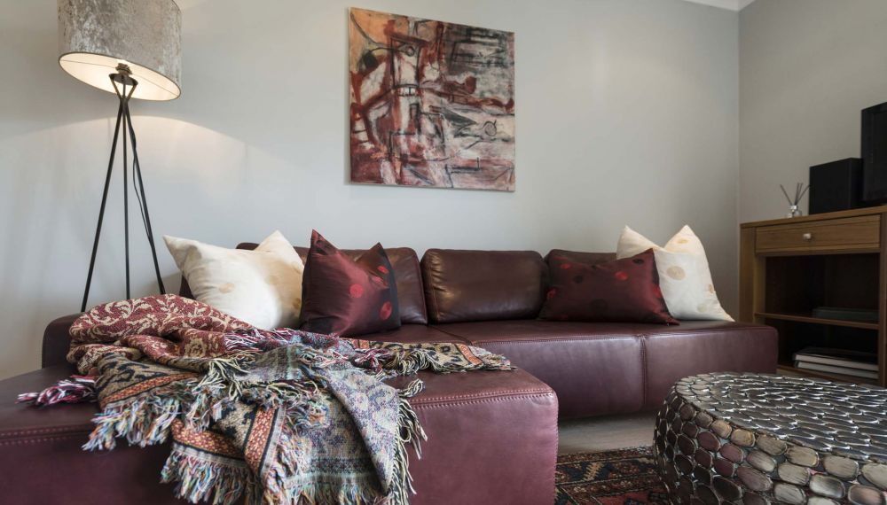 Sitzecke in der Red Suite im Arthotel Wolfgangsee