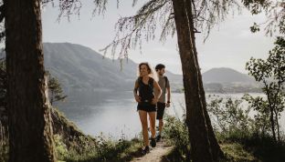 Paar wandert am Ufer des Kleinen Schönberg am Wolfgangsee