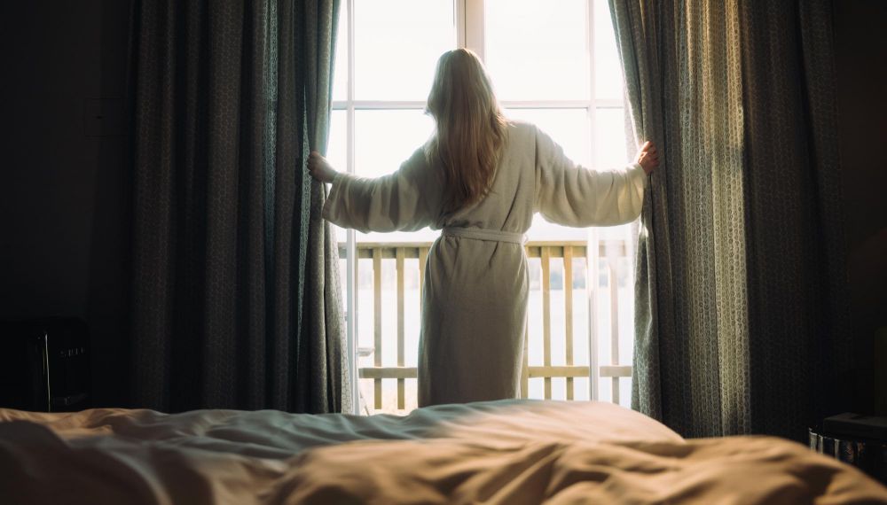 Frau in Designsuite im Adults Only Hotel mit eigenem Seezugang im Salzkammergut