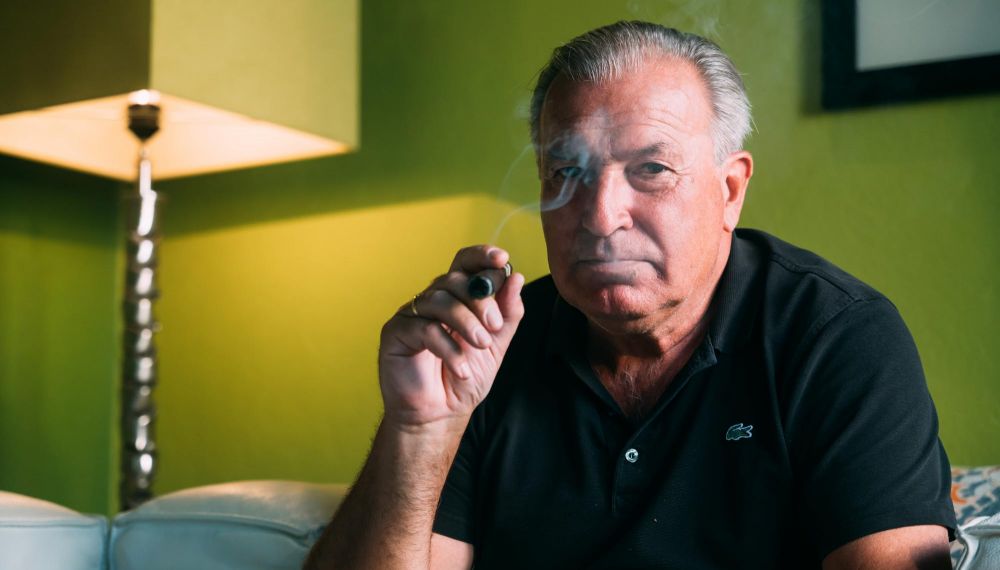 Mann raucht Zigarre im Adults Only Hotel am Wolfgangsee im Salzburger Land