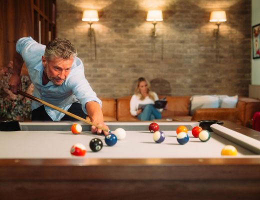 Billardspiel in der Lounge im 4-Sterne Superior Hotel am Wolfgangsee