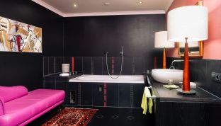 Badezimmer der Black Suite im Boutiquehotel Cortisen am Wolfgangsee mit hochwertiger Ausstattung, Badewanne und elegantem Design