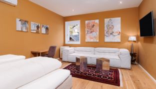 Deluxe Zimmer mit Bergblick im Boutiquehotel Cortisen am Wolfgangsee mit stilvollem Interieur, gemütlichem Schlafbereich und hochwertiger Ausstattung