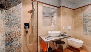 Modern gestaltetes Badezimmer im Deluxe Zimmer Seeblick im Boutiquehotel Cortisen am Wolfgangsee mit hochwertiger Ausstattung und eleganten Details