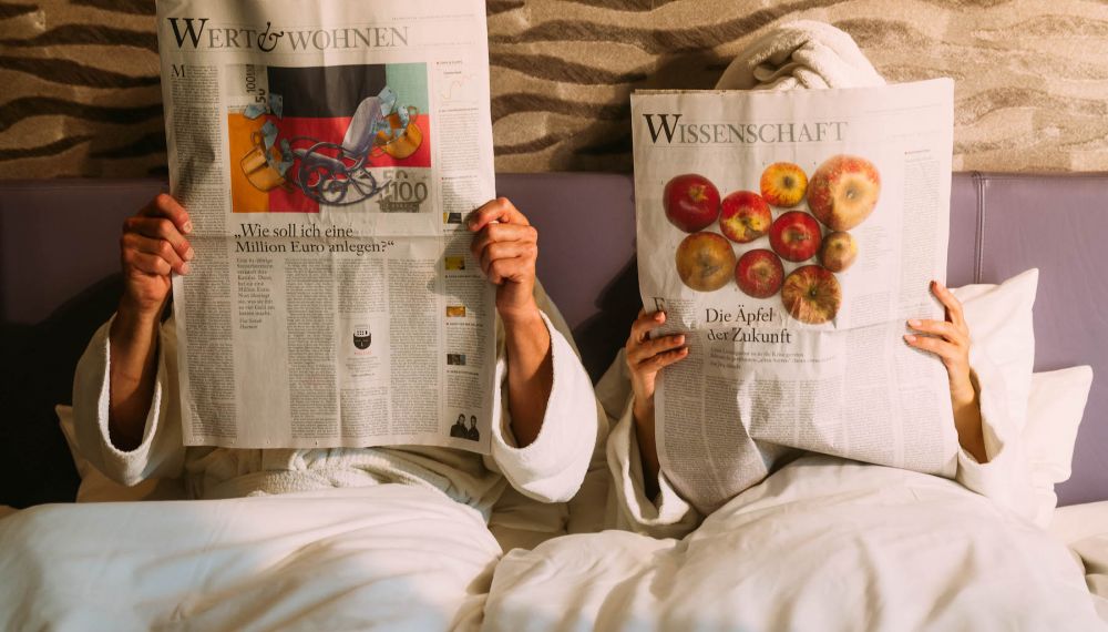 Paar im Designzimmer im Adults Only Hotel am Wolfgangsee