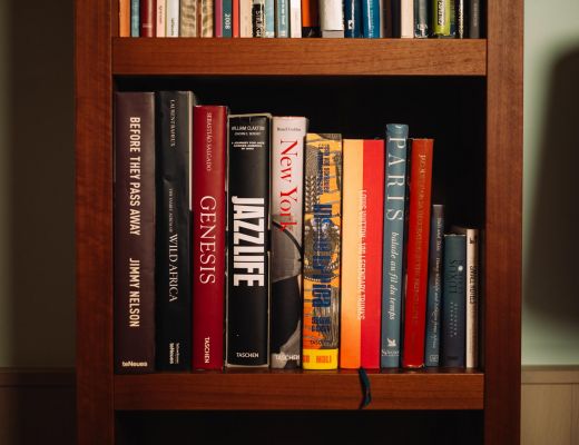 Regal mit DVDs und Büchern im 4-Sterne Designhotel am Wolfgangsee