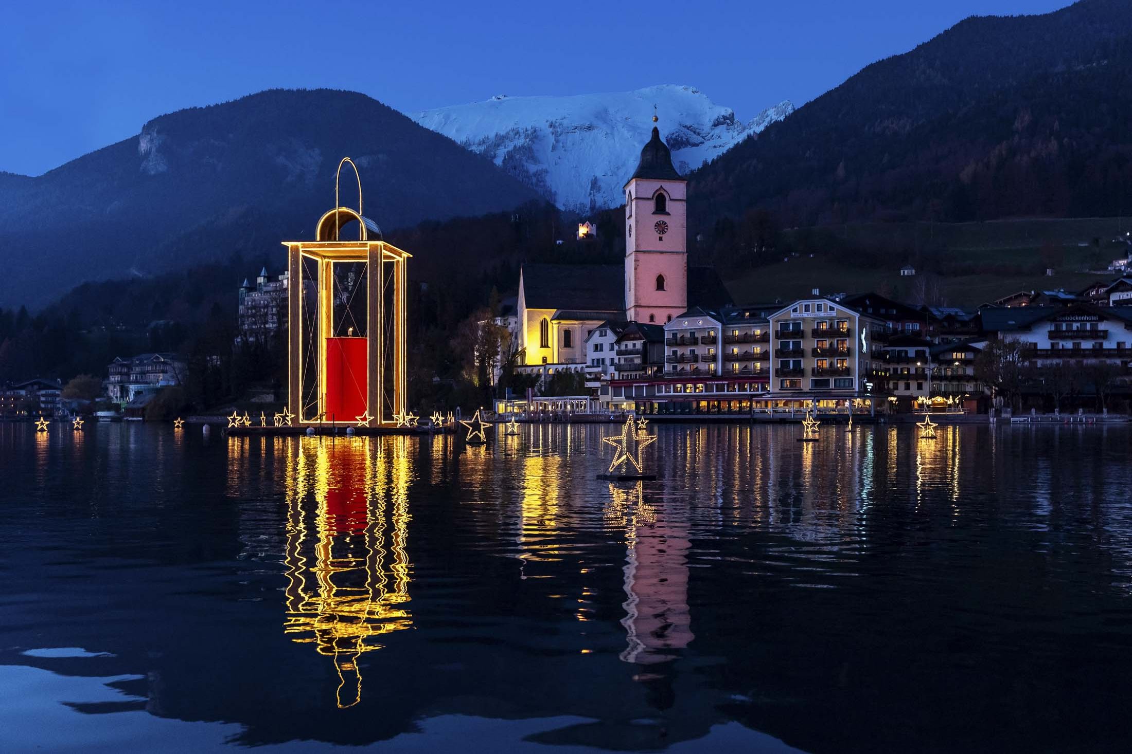 Friedenslaterne bei Dunkelheit beim Wolfgangseer Advent (c) WTG