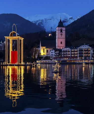 Friedenslaterne bei Dunkelheit beim Wolfgangseer Advent (c) WTG