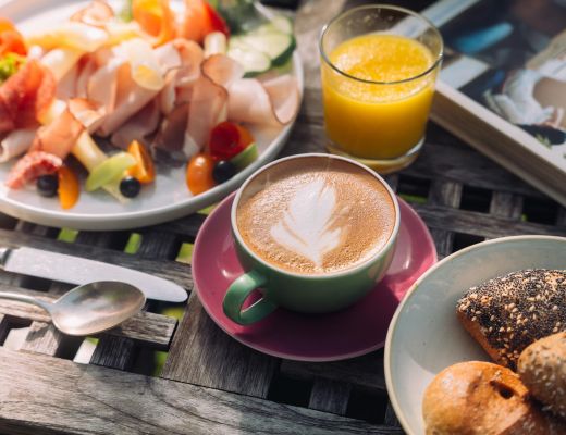 Auswahl von Kaffee, Obst und Brötchen beim Frühstück im Boutique Hotel Cortisen am Wolfgangsee