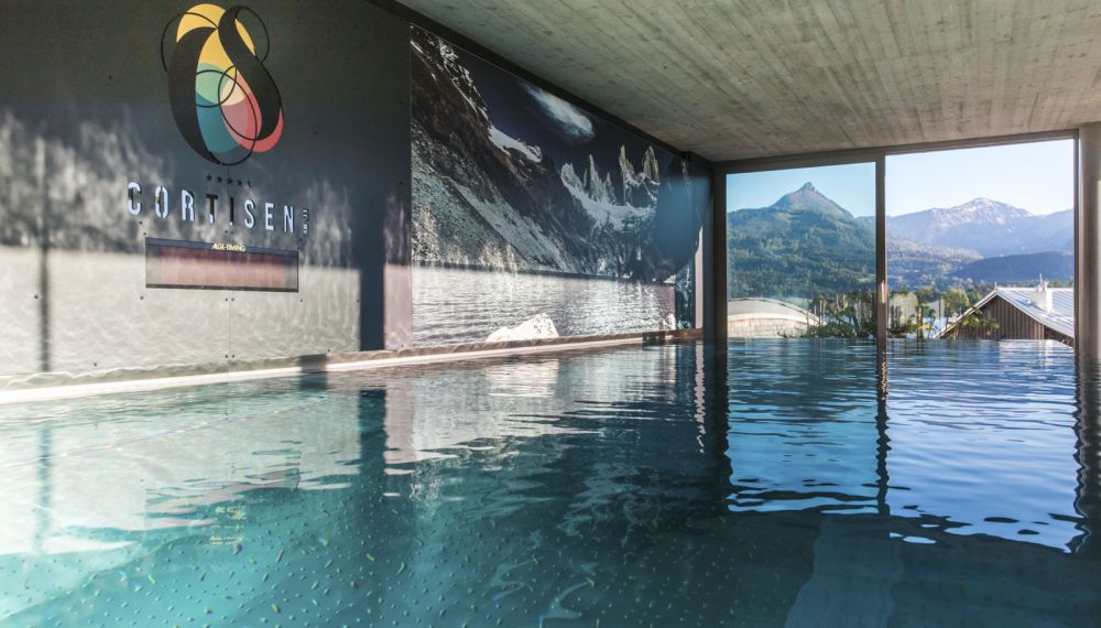Pool mit Blick auf den Wolfgangsee und Berge im Adults Only Hotel Cortisen am See