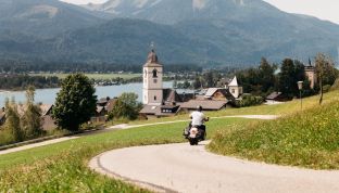 Motorrad fahren in St. Wolfgang mit Blick auf den Wolfgangsee im Salzkammergut